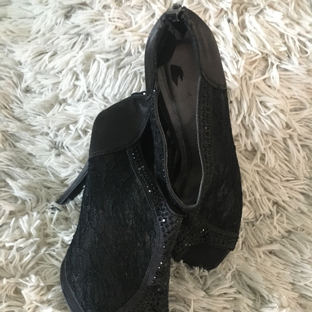 Zipper back booties.. size 7, black lace ,peep toe